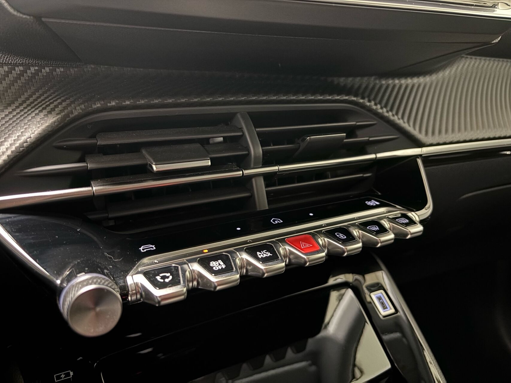 Gul Peugeot e-208 fra 2025