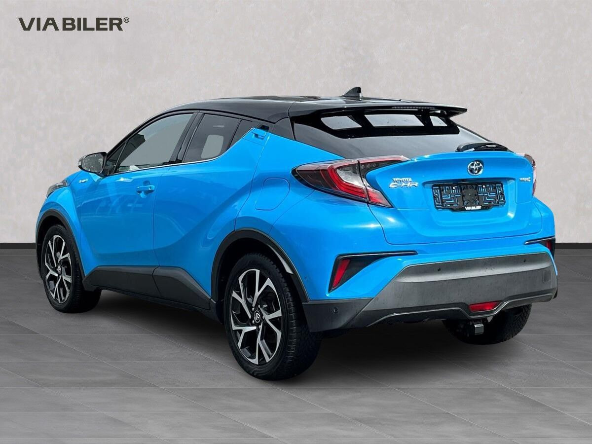Blå Toyota C-HR fra 2018