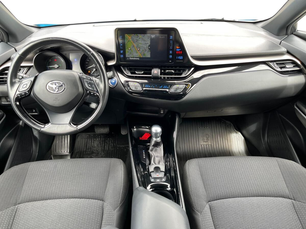 Blå Toyota C-HR fra 2018
