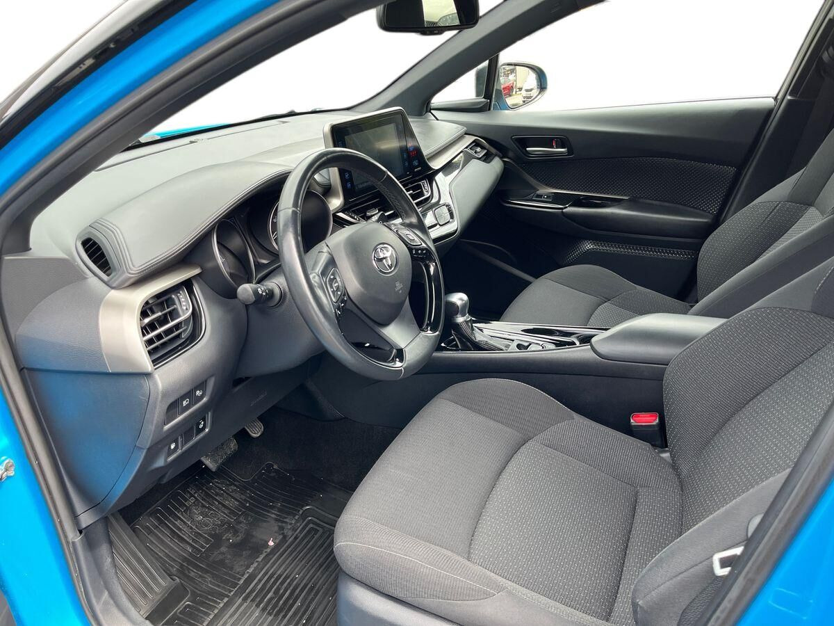 Blå Toyota C-HR fra 2018