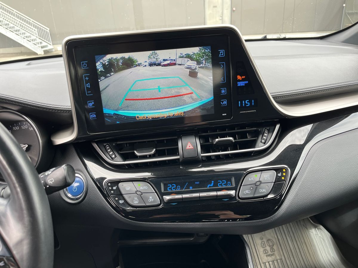Blå Toyota C-HR fra 2018