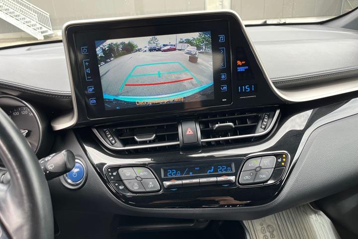 Blå Toyota C-HR fra 2018
