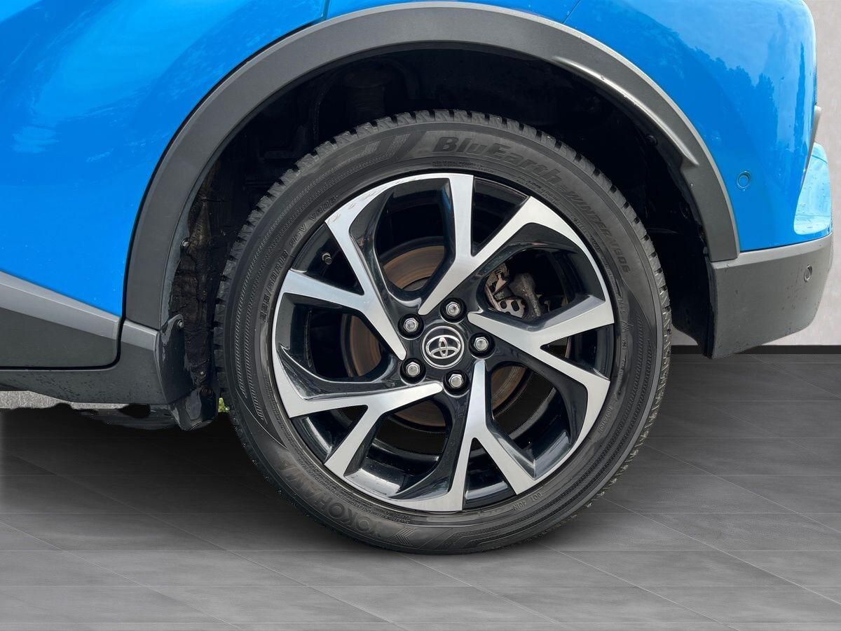 Blå Toyota C-HR fra 2018
