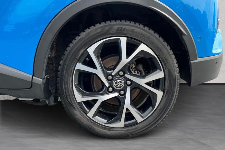 Blå Toyota C-HR fra 2018