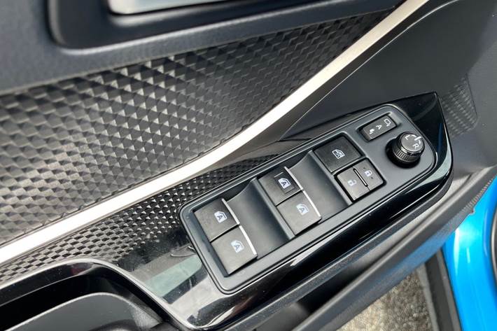 Blå Toyota C-HR fra 2018