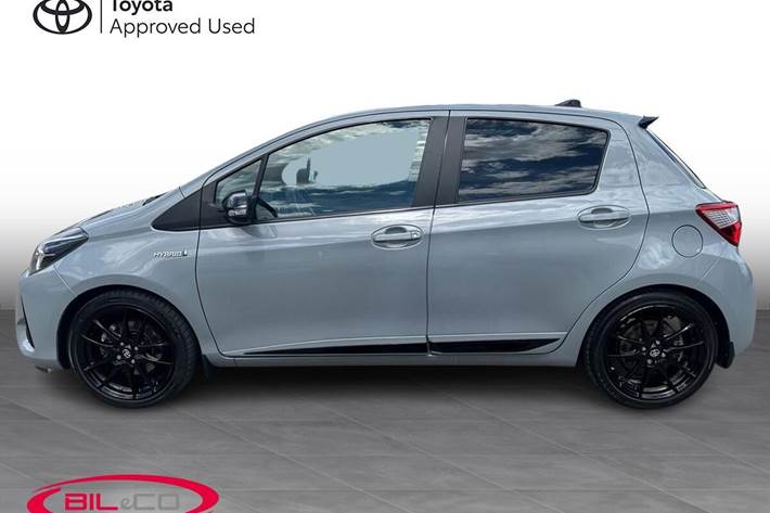 Grå Toyota Yaris fra 2019