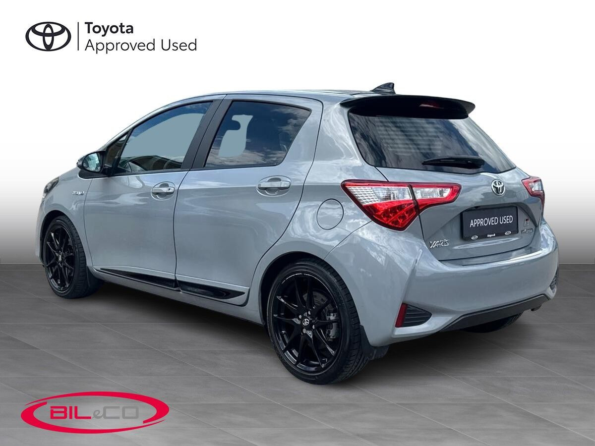 Grå Toyota Yaris fra 2019