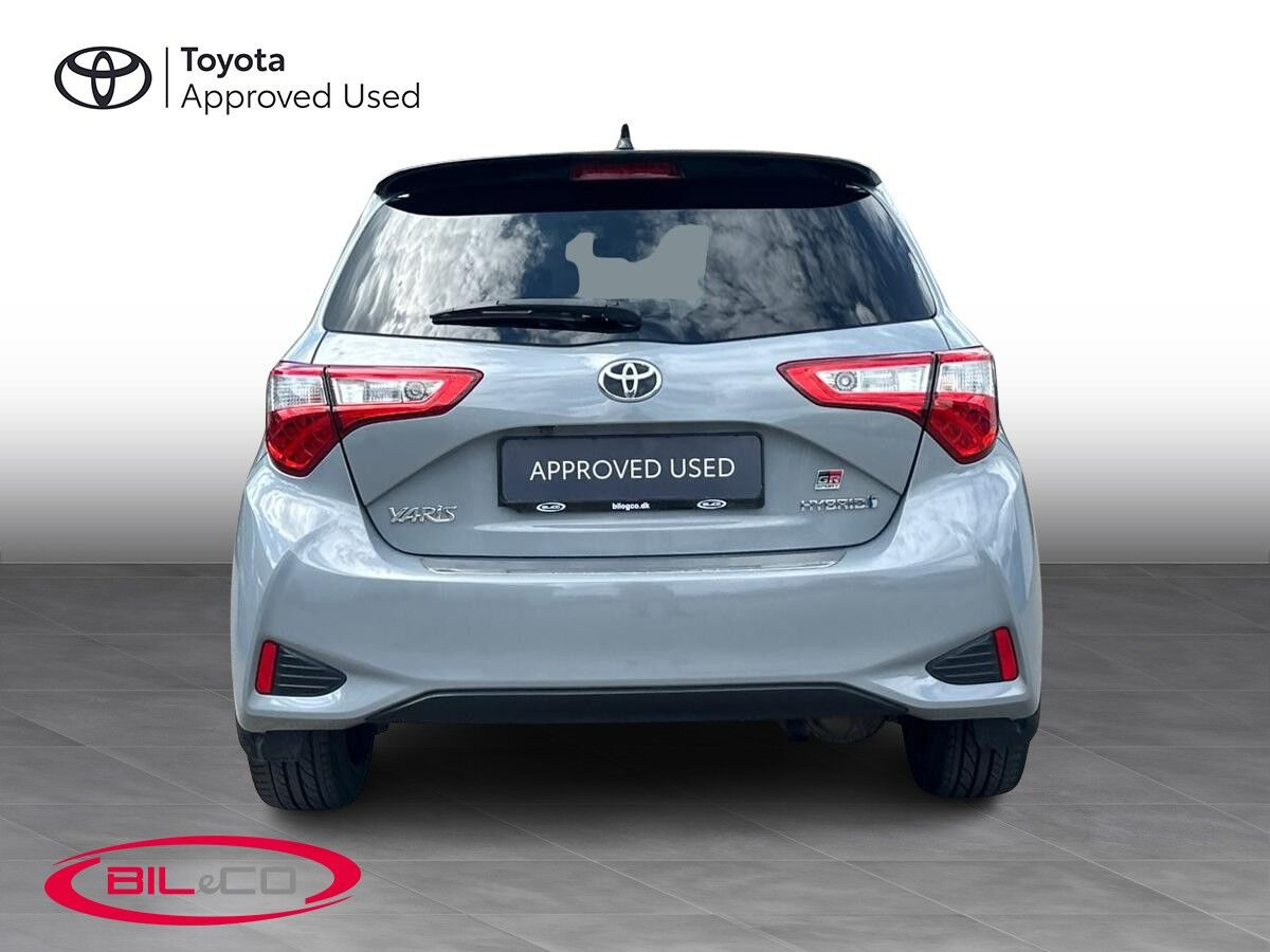 Grå Toyota Yaris fra 2019