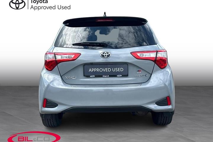 Grå Toyota Yaris fra 2019