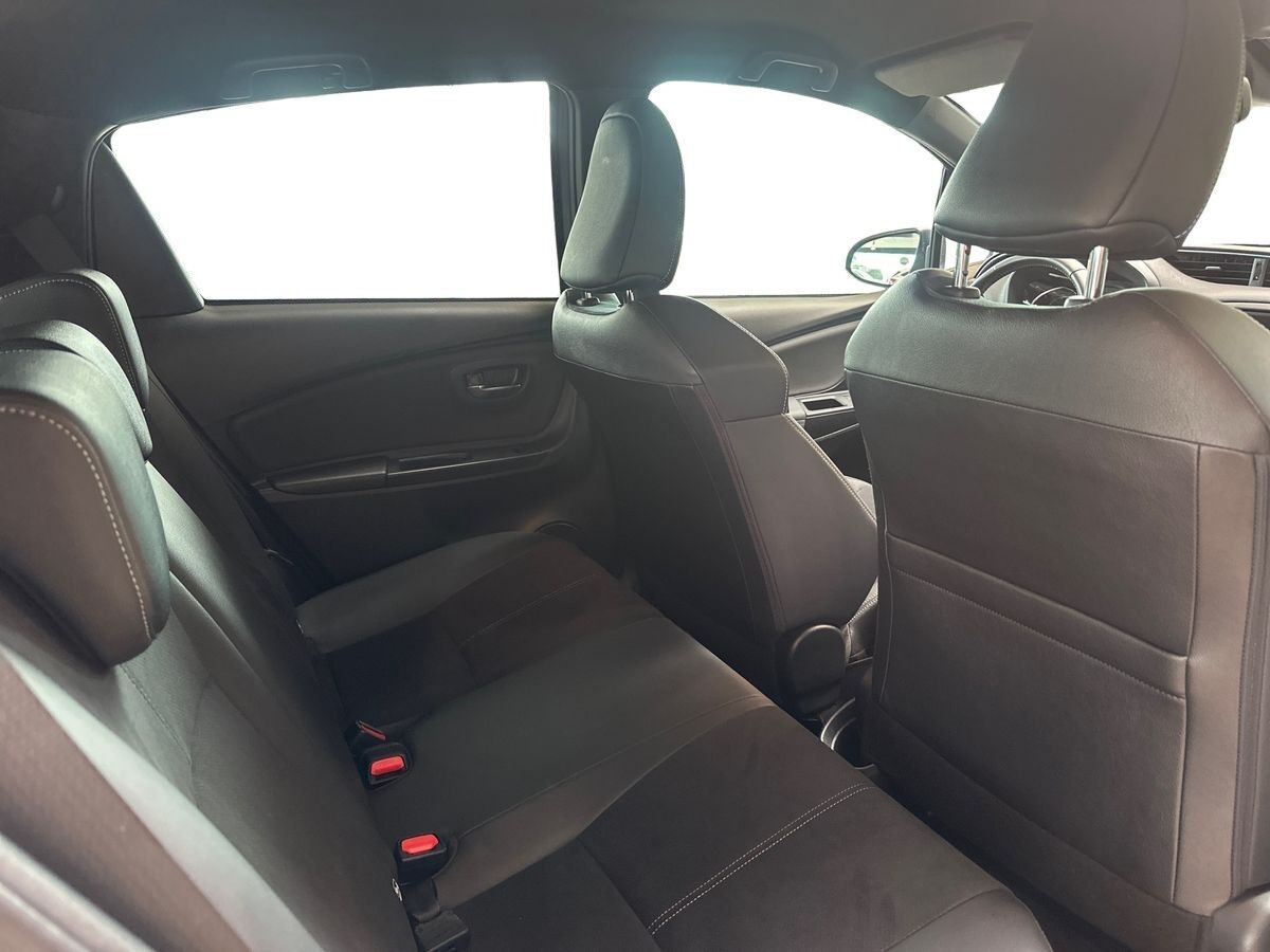 Grå Toyota Yaris fra 2019