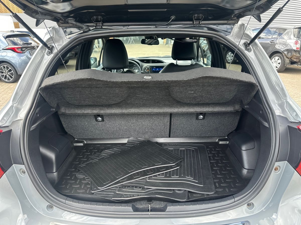Grå Toyota Yaris fra 2019