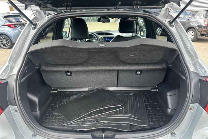 Grå Toyota Yaris fra 2019
