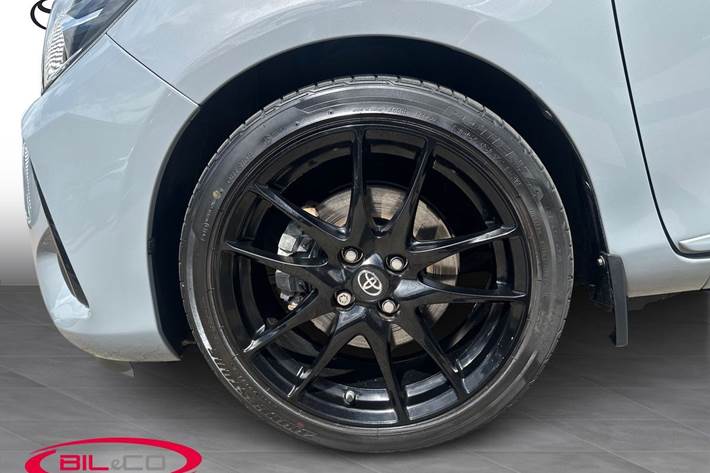 Grå Toyota Yaris fra 2019
