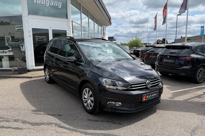 Grå VW Touran fra 2017 set udefra