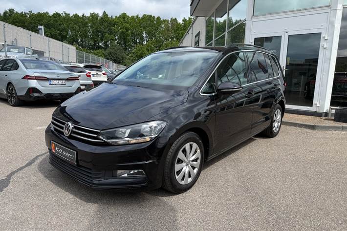 Grå VW Touran fra 2017