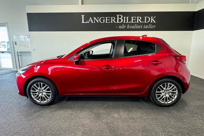 Rød Mazda 2 fra 2022