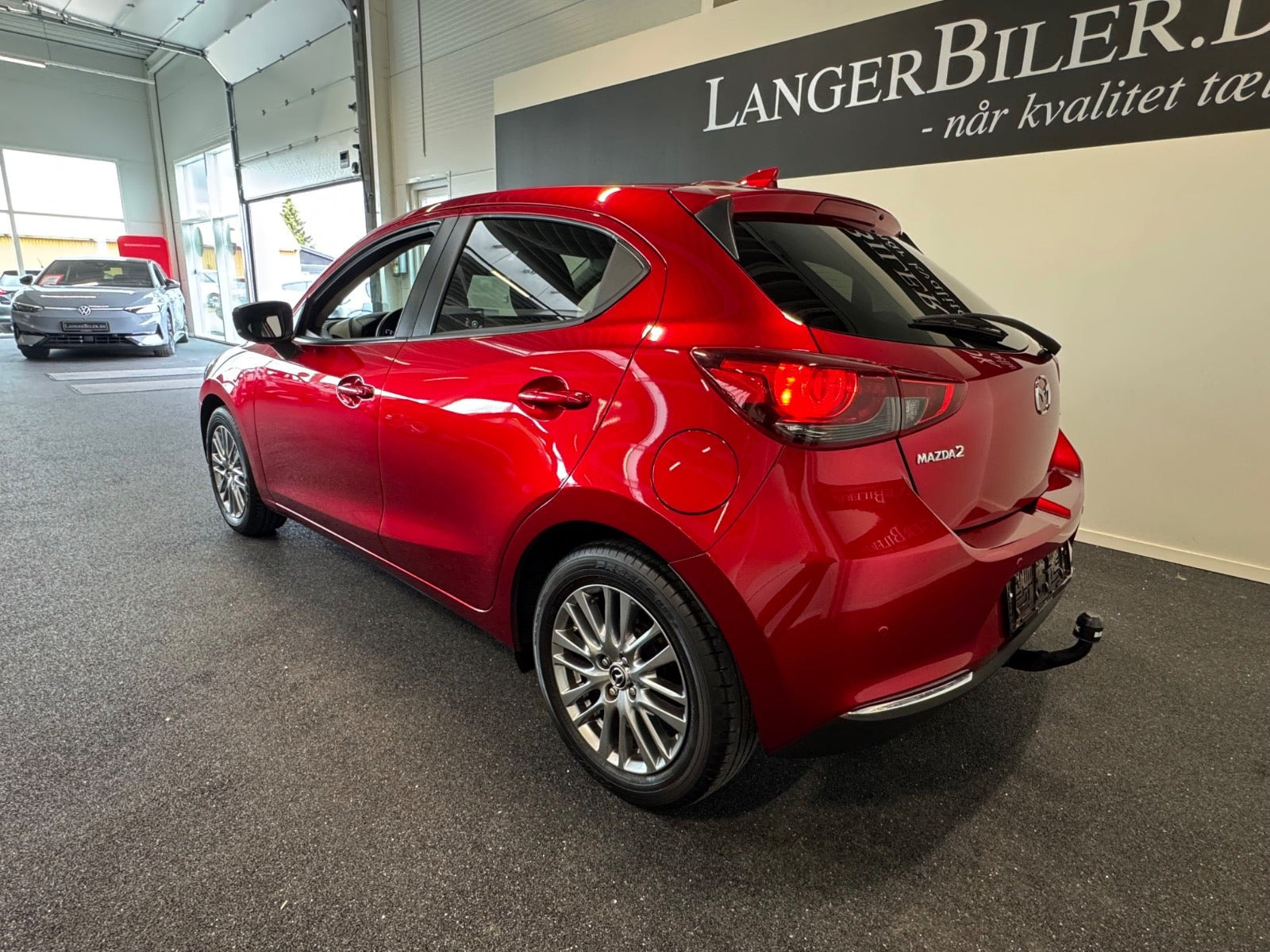 Rød Mazda 2 fra 2022