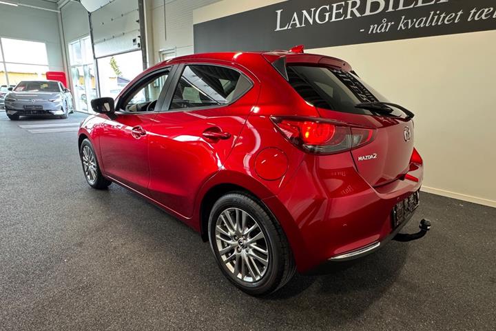 Rød Mazda 2 fra 2022
