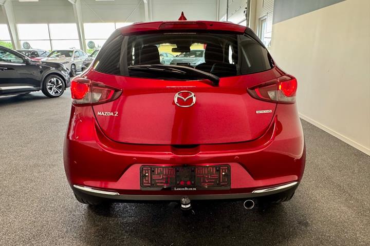 Rød Mazda 2 fra 2022