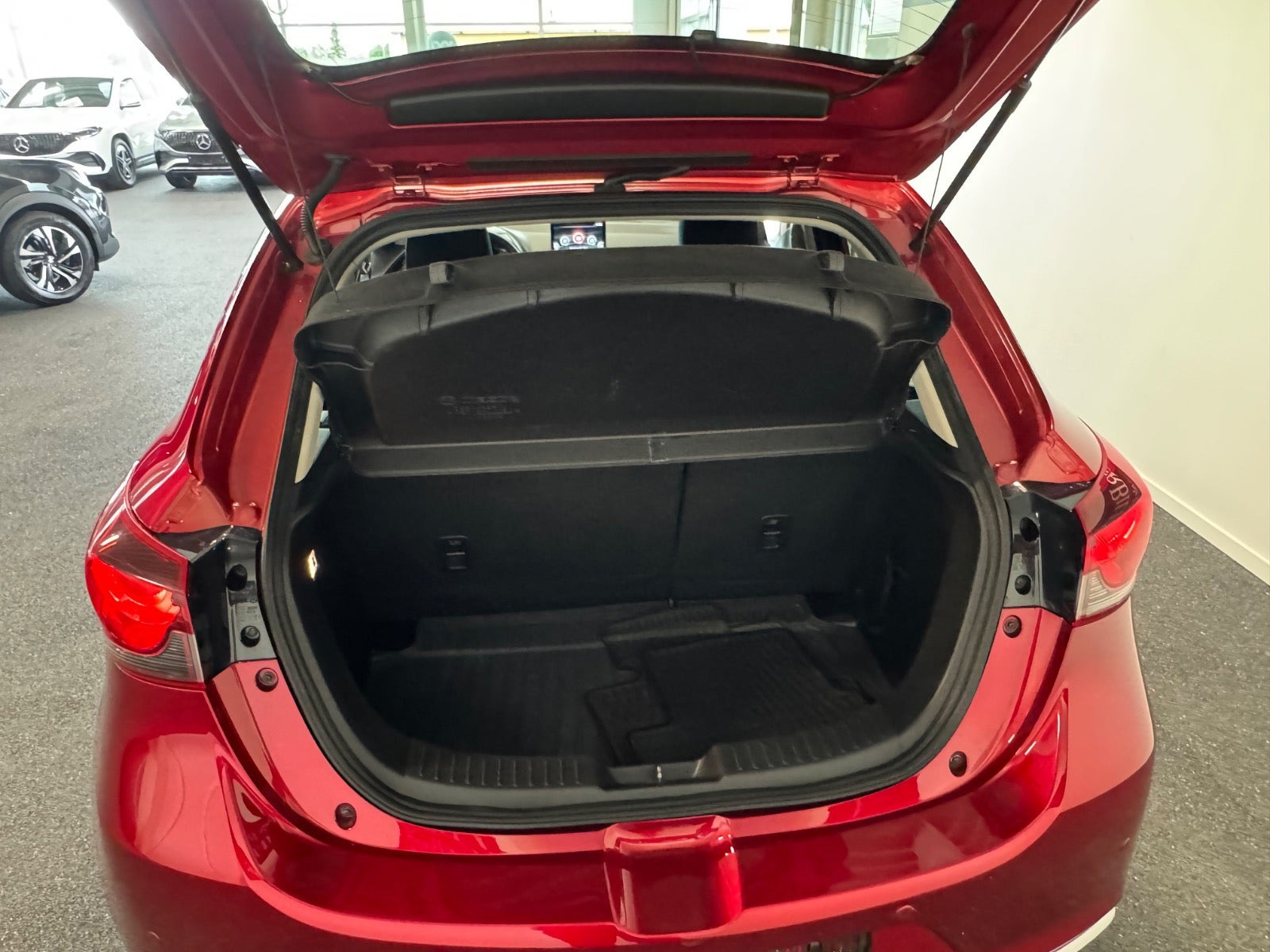 Rød Mazda 2 fra 2022