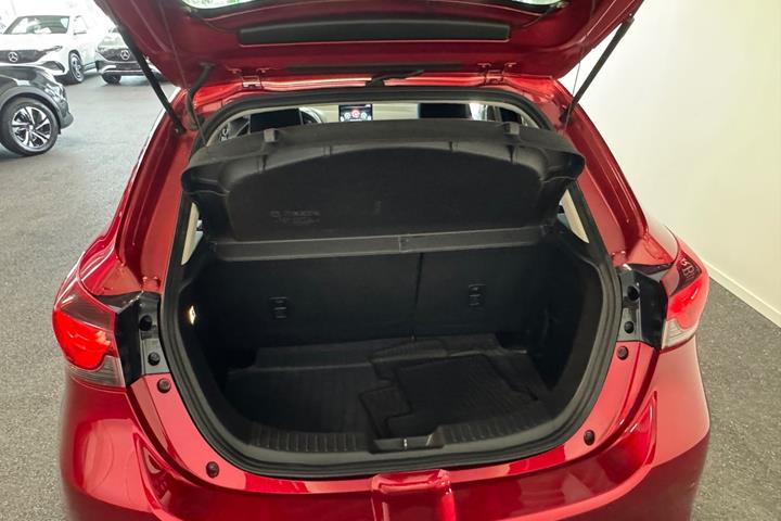 Rød Mazda 2 fra 2022