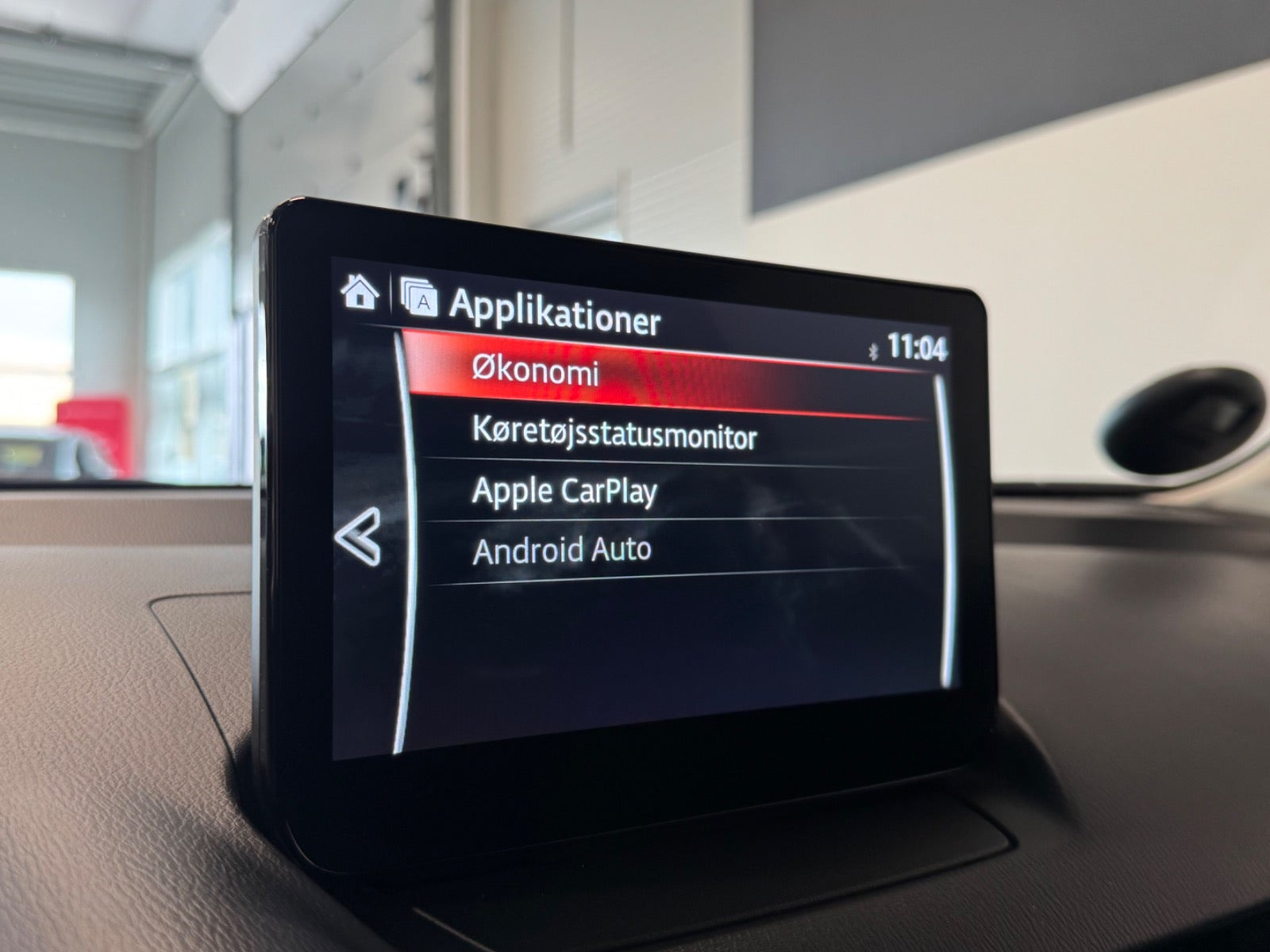 Rød Mazda 2 fra 2022