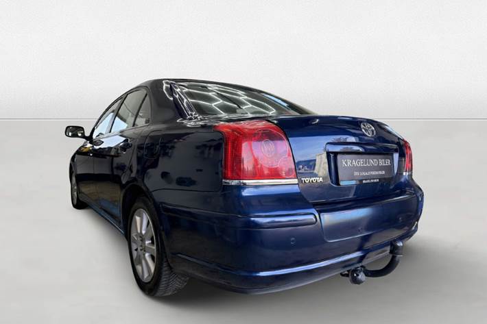 Grøn Toyota Avensis fra 2003