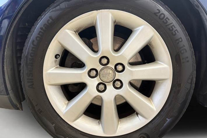 Grøn Toyota Avensis fra 2003