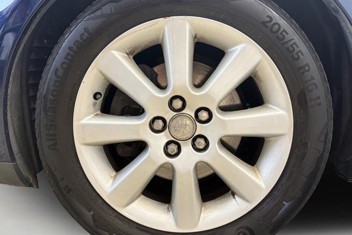 Grøn Toyota Avensis fra 2003