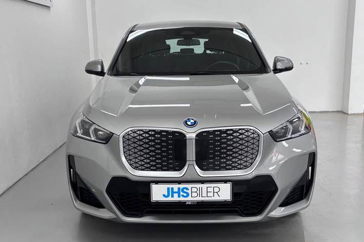 Orange BMW iX1 fra 2024