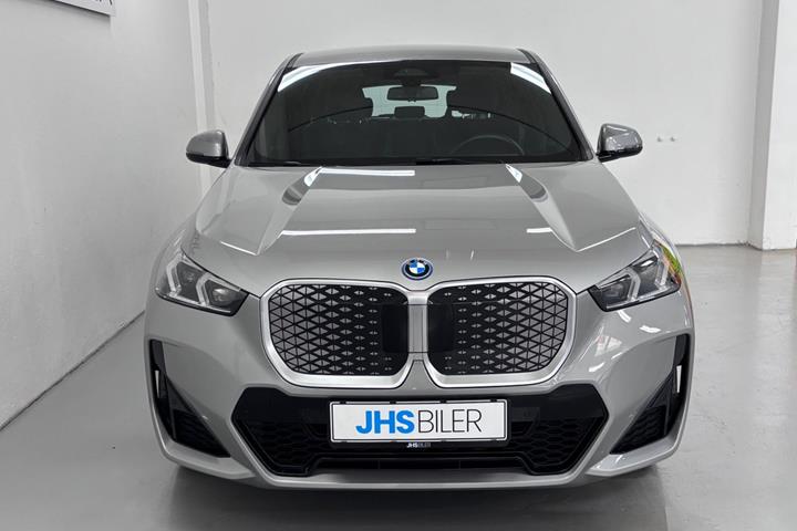Orange BMW iX1 fra 2024