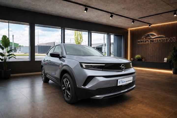 Grå Opel Mokka-e fra 2025 set udefra