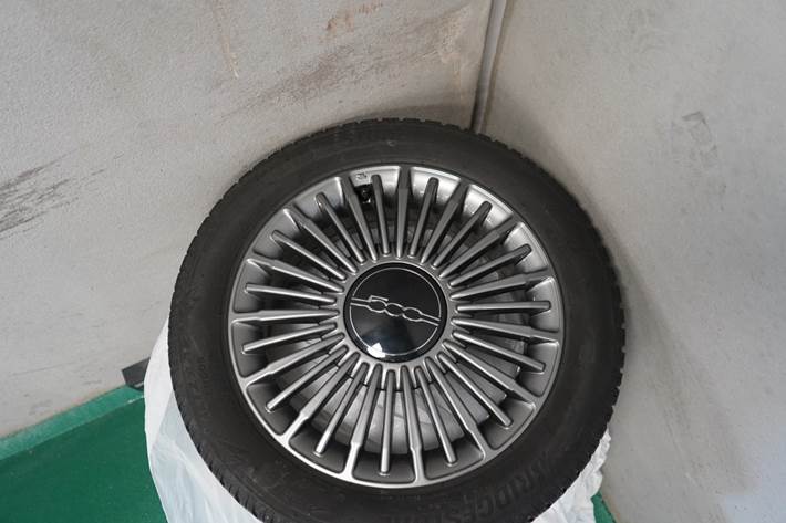 Grå Fiat 500e fra 2021