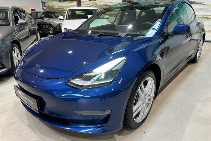 Blå Tesla Model 3 fra 2021