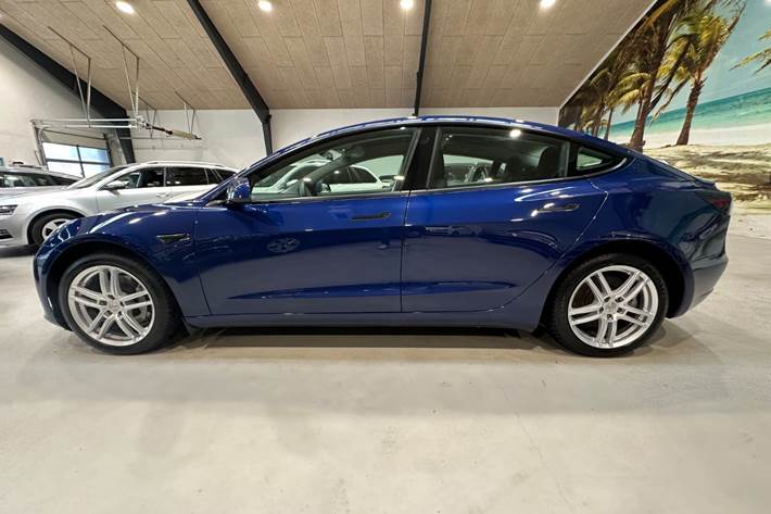 Blå Tesla Model 3 fra 2021