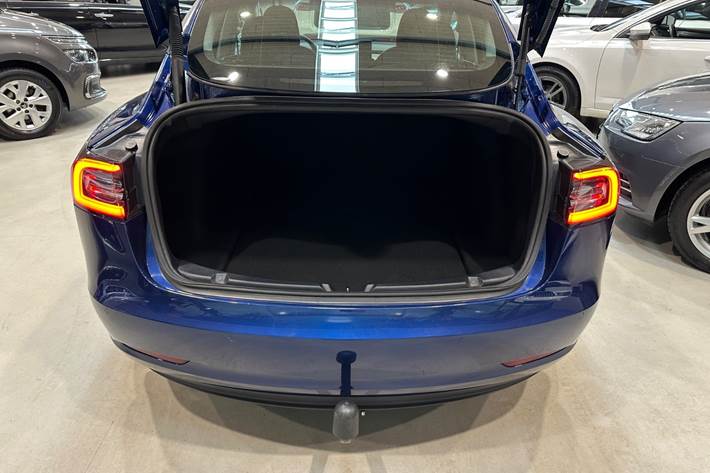 Blå Tesla Model 3 fra 2021