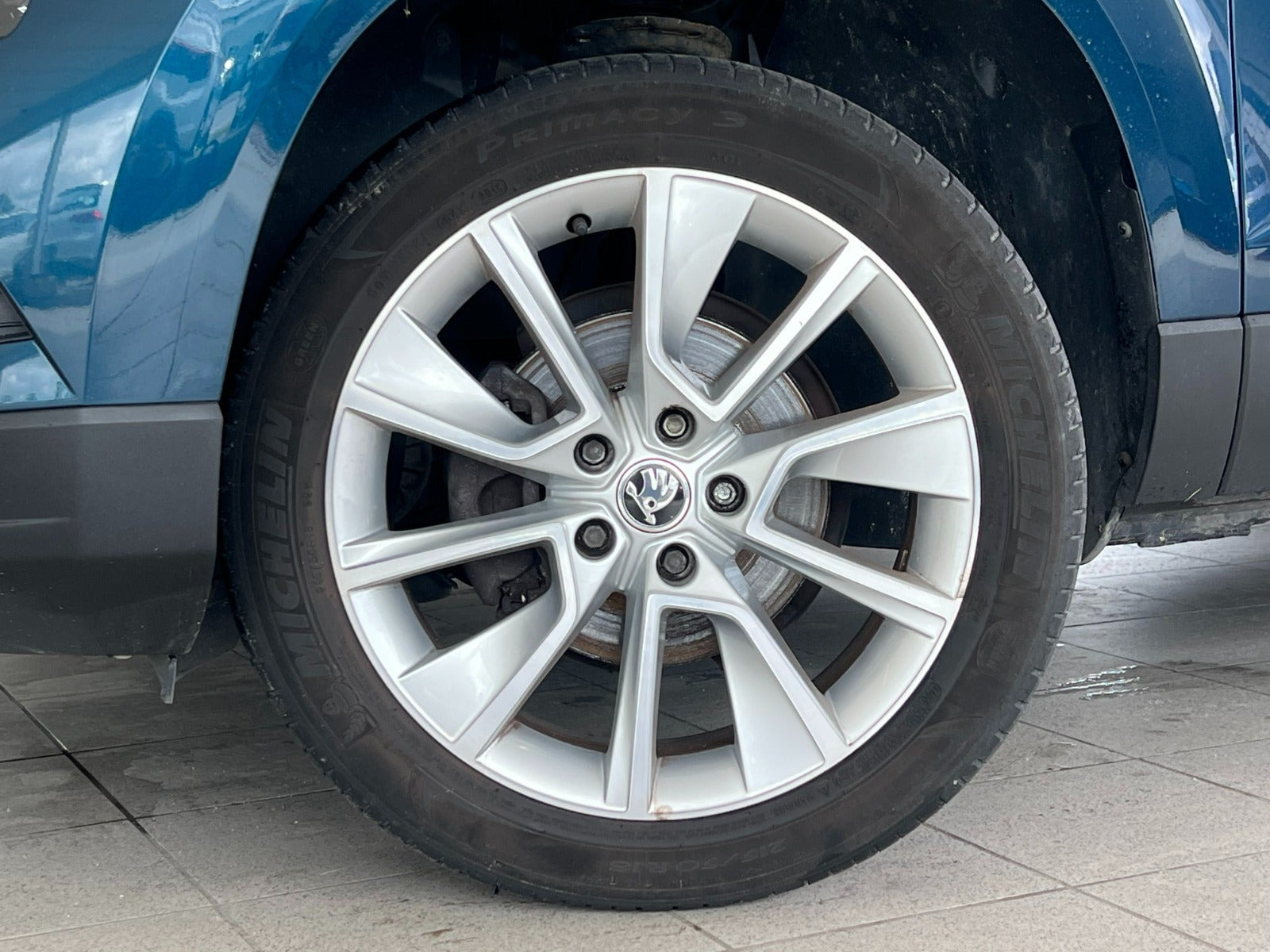 Blå Skoda Karoq fra 2019