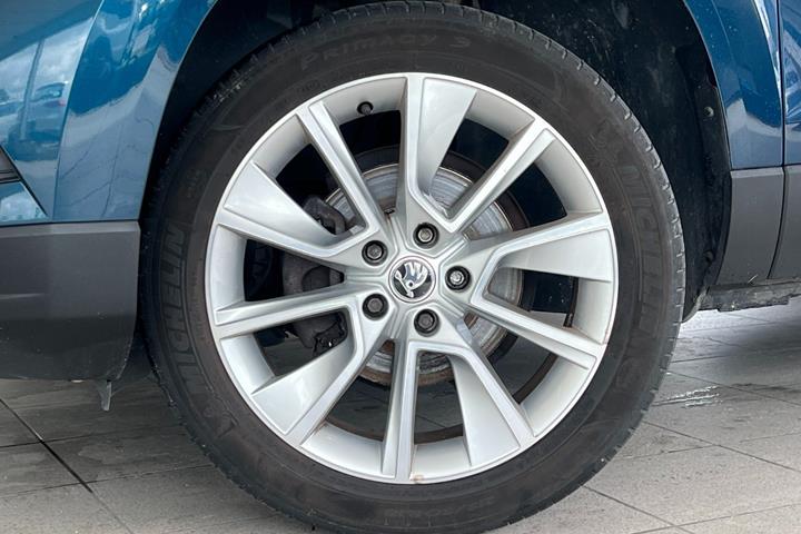 Blå Skoda Karoq fra 2019