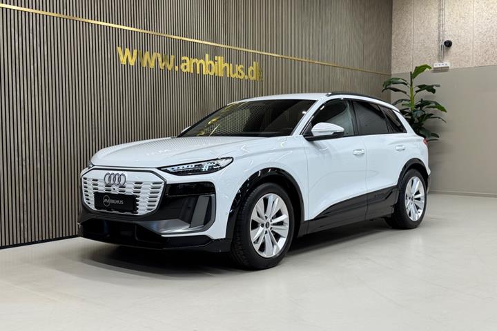 Hvid Audi Q6 e-tron fra 2025 set udefra