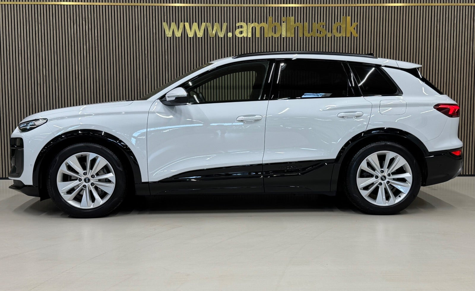 Hvid Audi Q6 e-tron fra 2025
