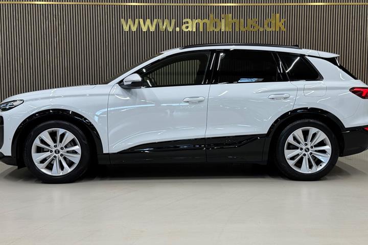 Hvid Audi Q6 e-tron fra 2025