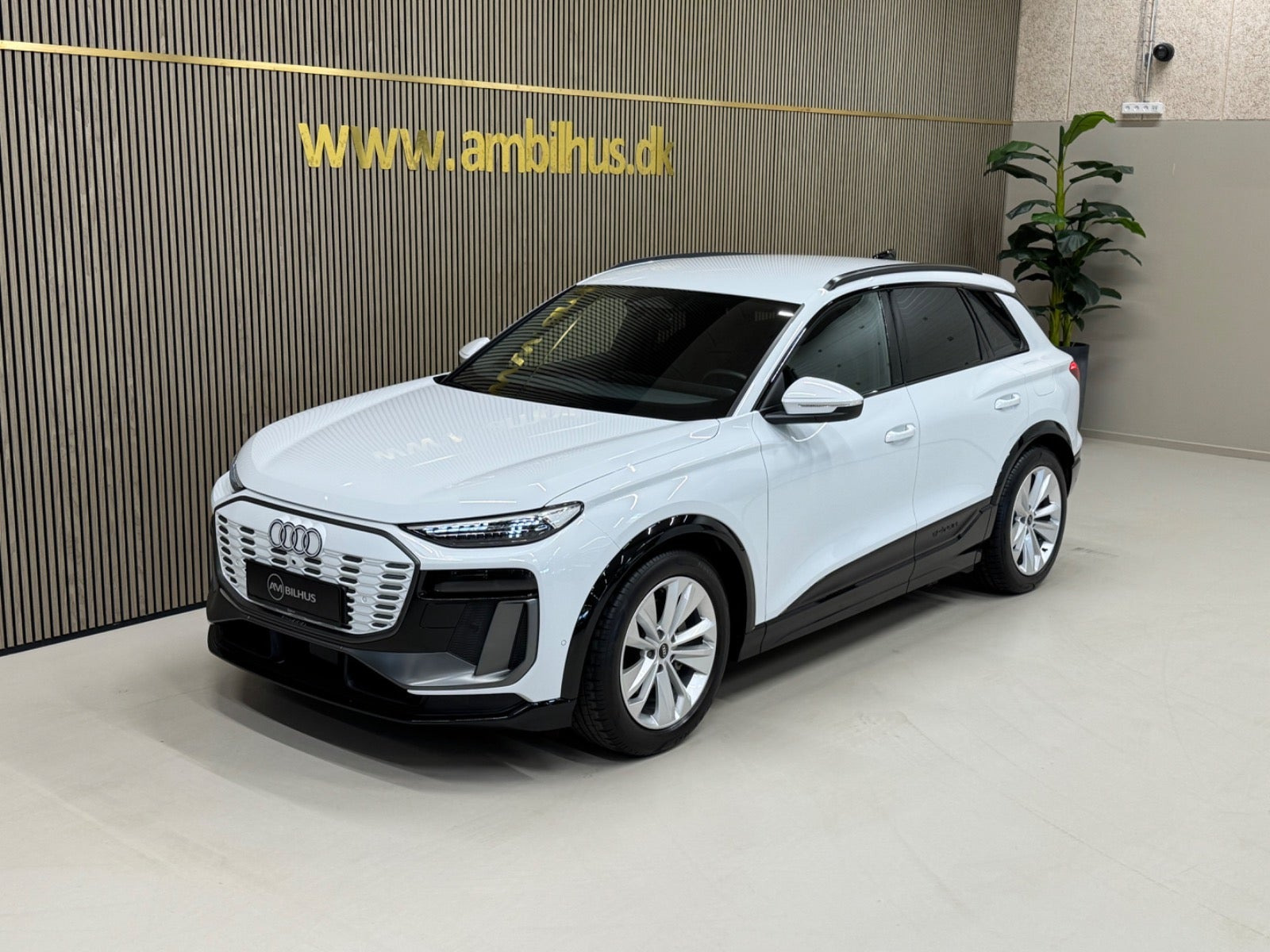 Hvid Audi Q6 e-tron fra 2025