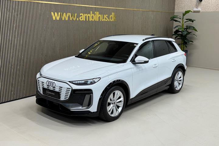 Hvid Audi Q6 e-tron fra 2025