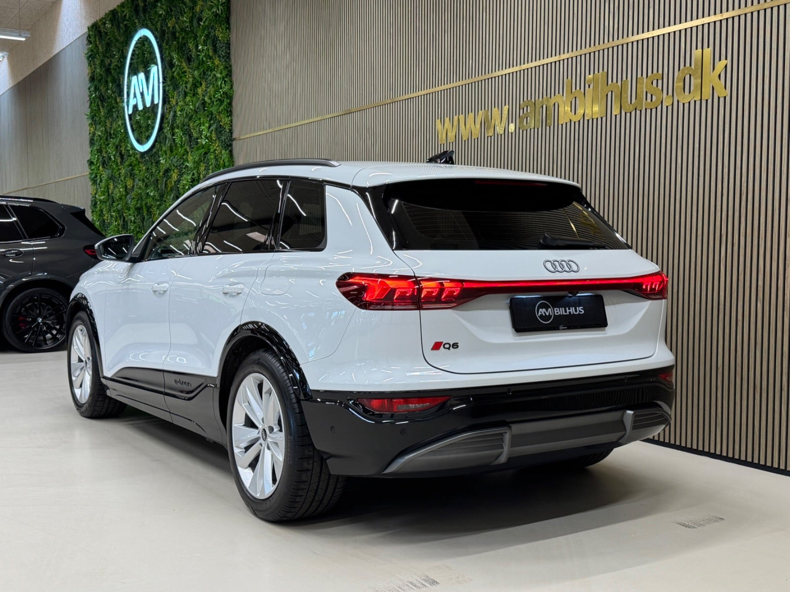 Hvid Audi Q6 e-tron fra 2025