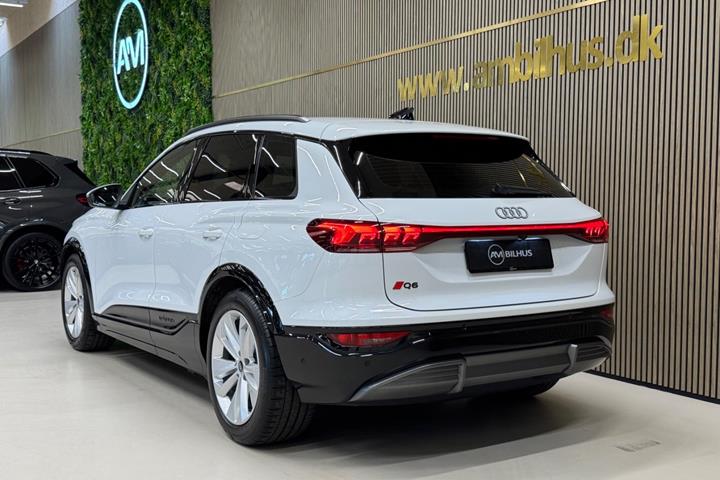 Hvid Audi Q6 e-tron fra 2025