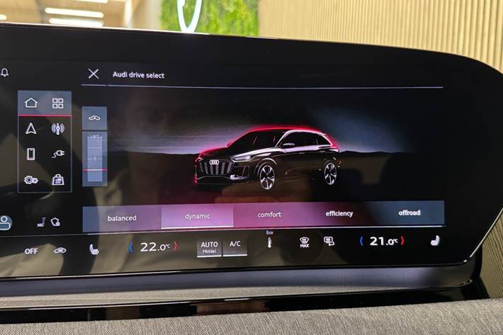 Hvid Audi Q6 e-tron fra 2025