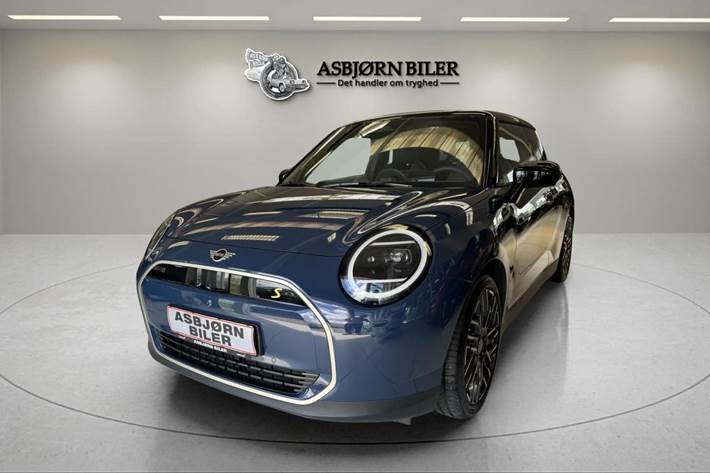 Blå Mini Cooper SE fra 2025 set udefra