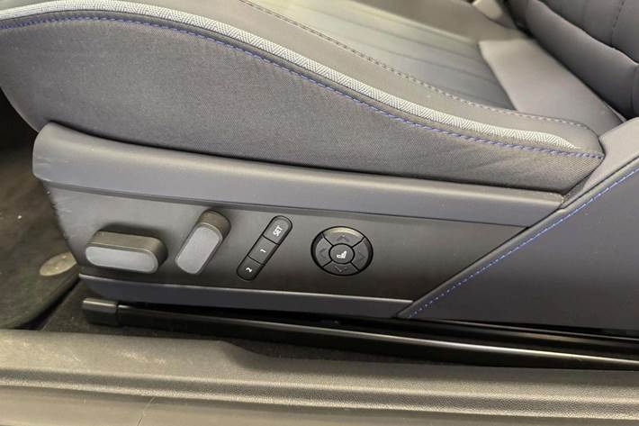 Blå Mini Cooper SE fra 2025