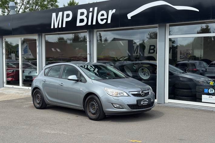 Sølv Opel Astra fra 2012
