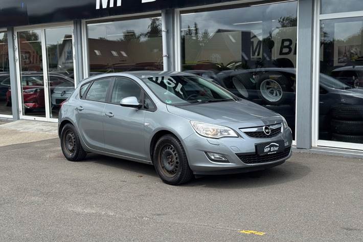 Sølv Opel Astra fra 2012